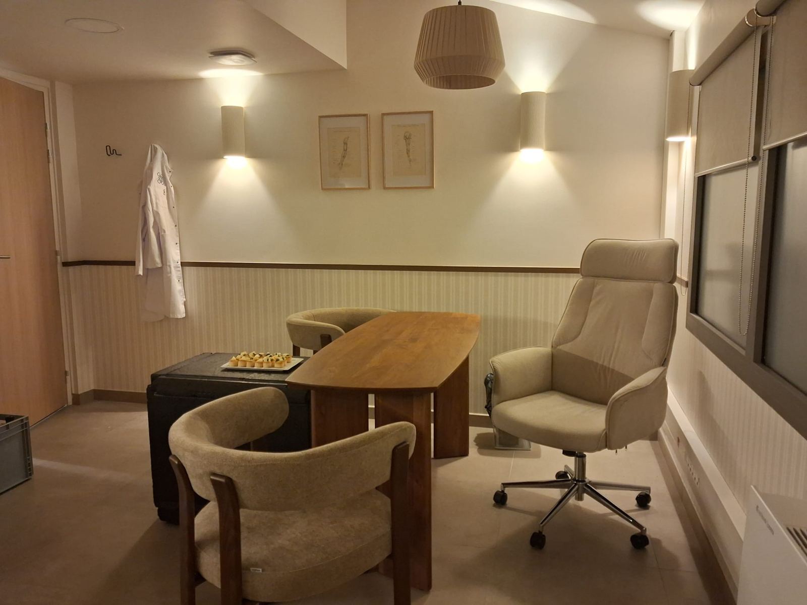 Bureau du praticien : soubassement rayé et lisse bois