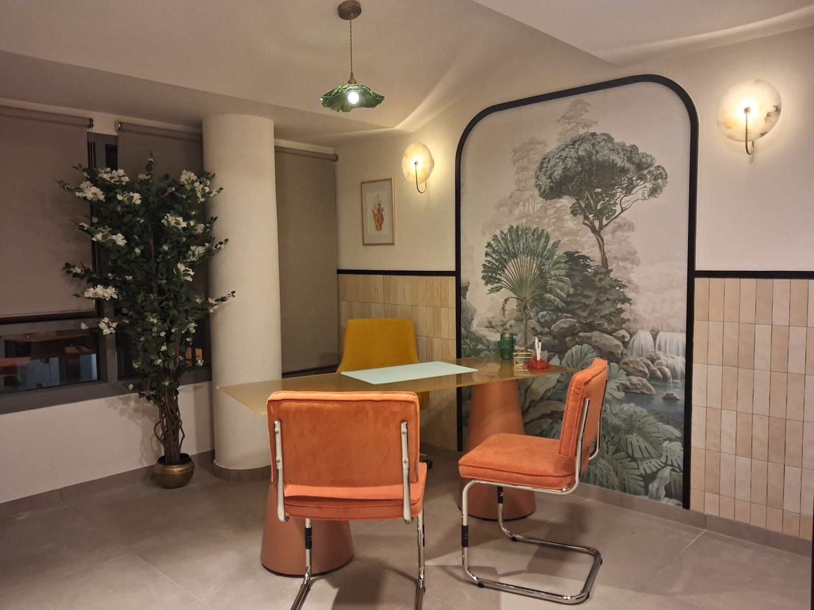 Espace de consultation : panneau cintré, soubassement en faïence zellige et appliques albâtre