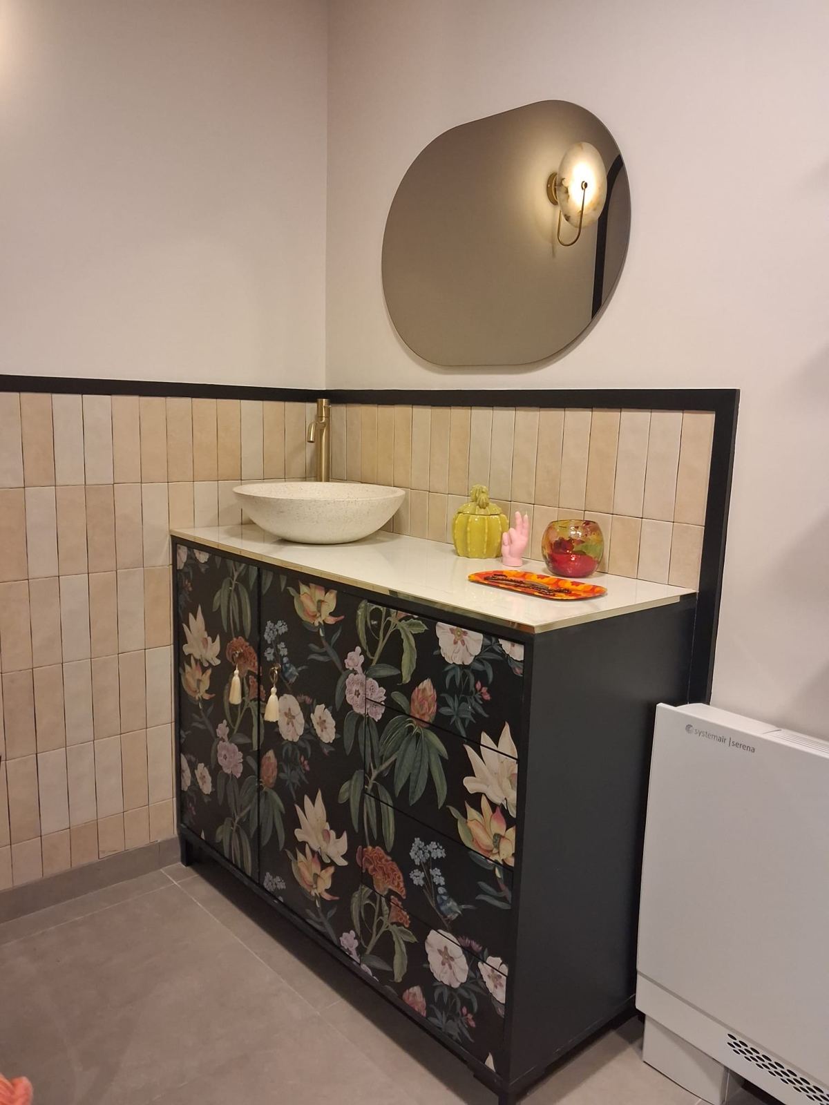 Sanitaires : faïence zellige rose, meuble vasque sur mesure, robinetterie laiton