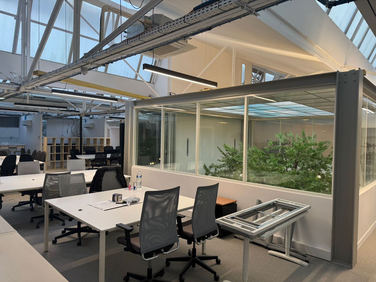 Structure métallique vitrée au cœur des bureaux