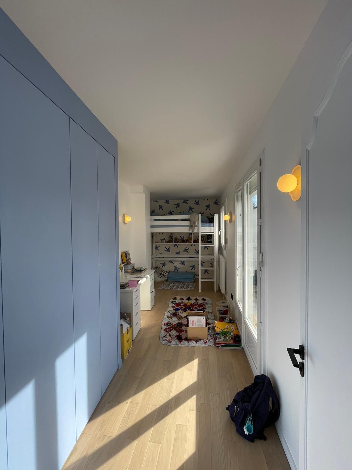 Chambre d’enfant : placards sur mesure bleus, parquet chêne, papier peint aux oiseaux