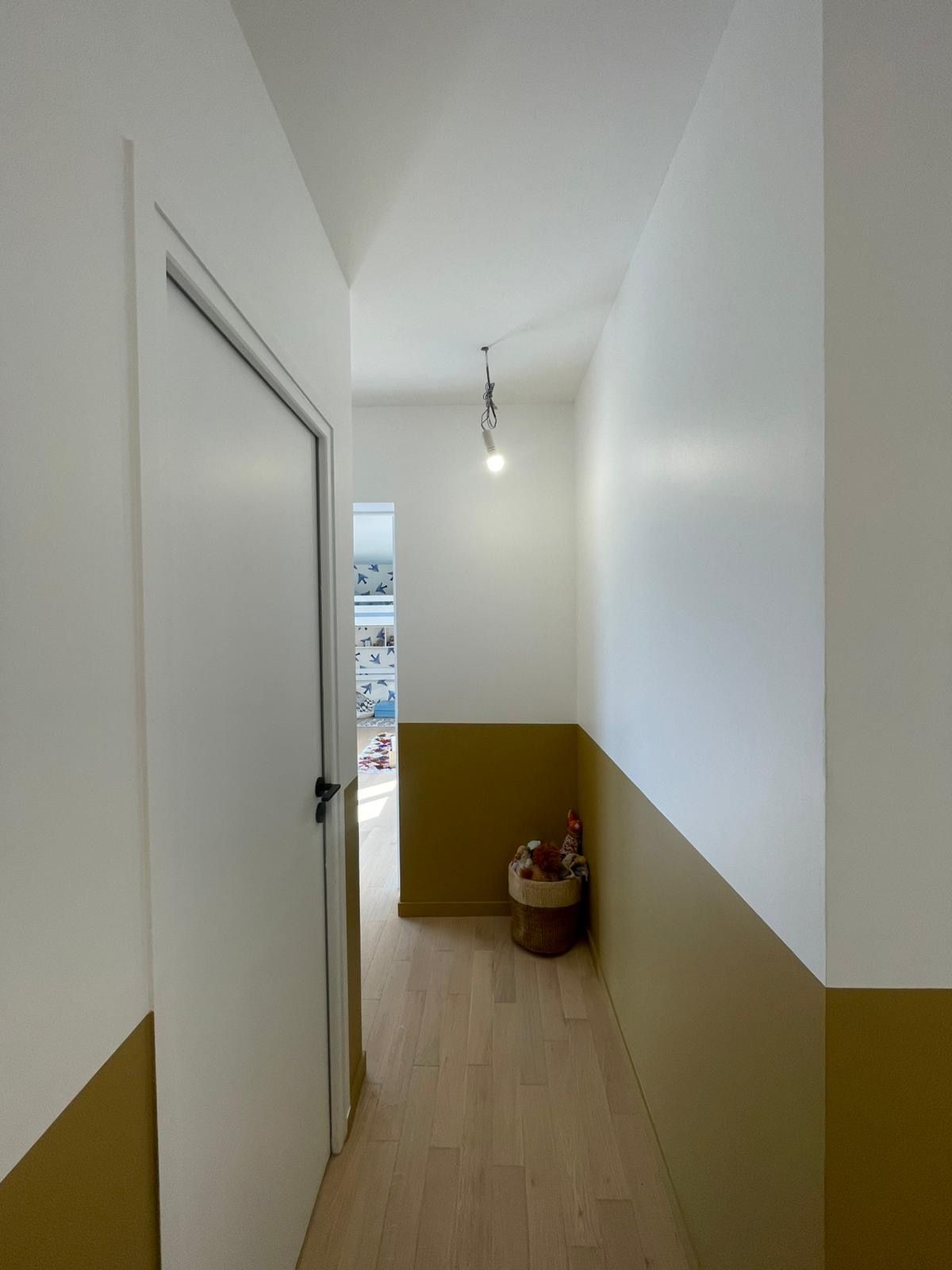 Dégagement avec soubassement ocre, maison rénovée à Montreuil