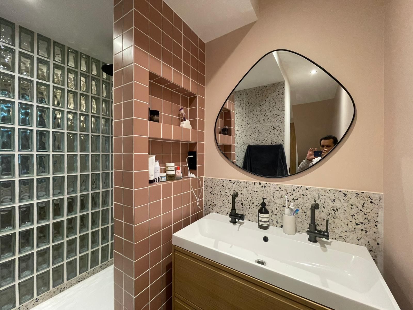 Salle d'eau : cloison en briques de verre, faïence terre cuite avec niches, crédence terrazzo